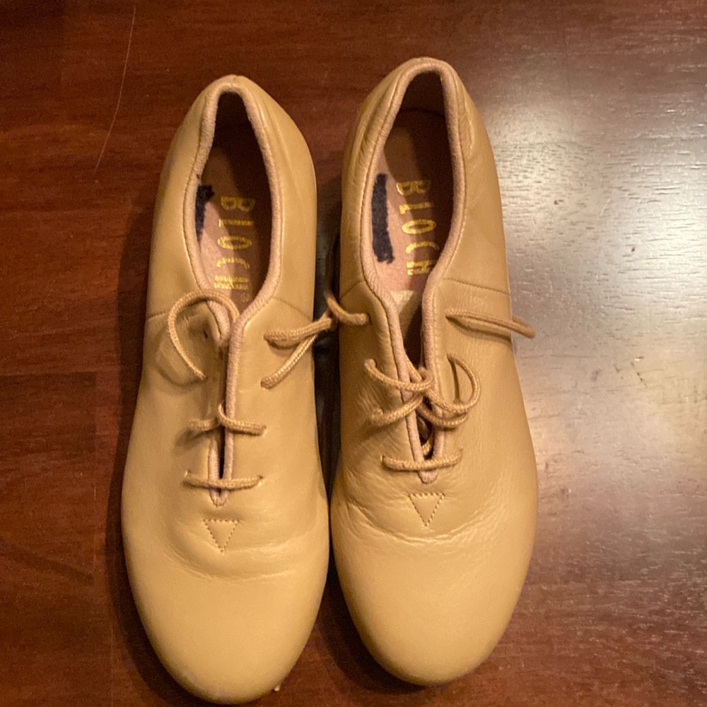 Women or girl size 4 narrow tan Bloch Jazz Tap shoes.